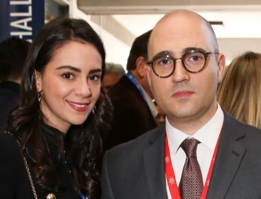 Κ. Μπογδάνος: Τρυφερές στιγμές με τη σύζυγό του μετά τη νίκη στις εκλογές